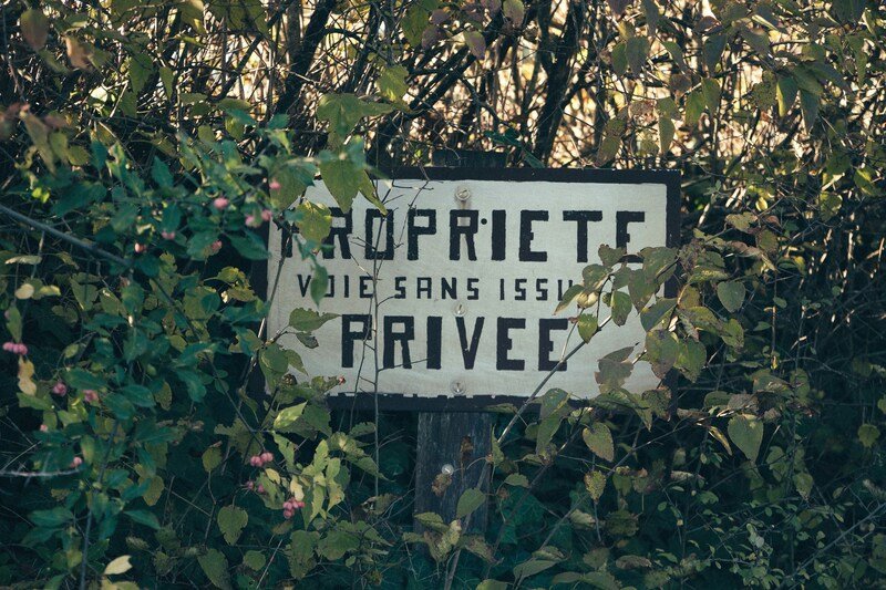 chemin d'accès correctement entretenu